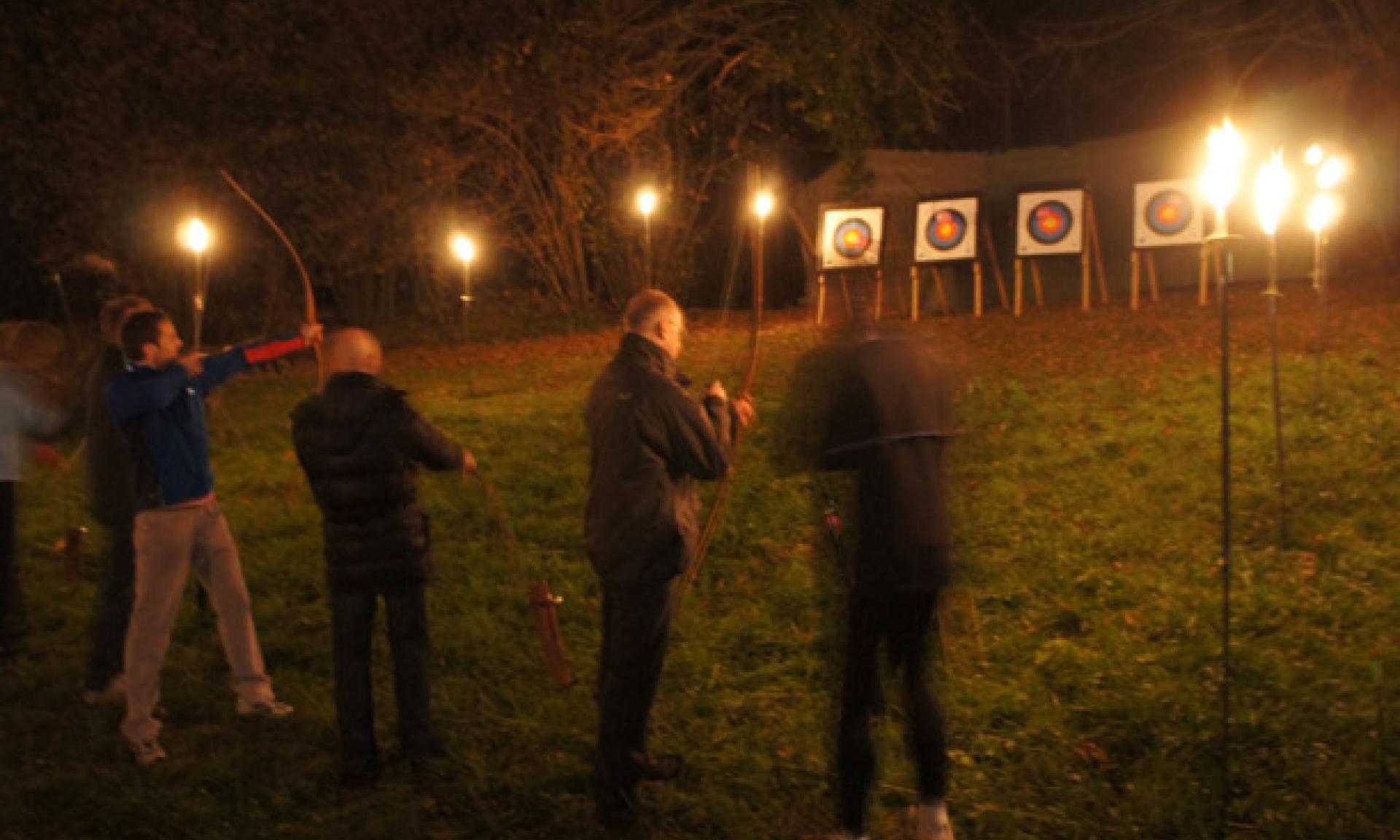 Bogenschiessen bei Nacht