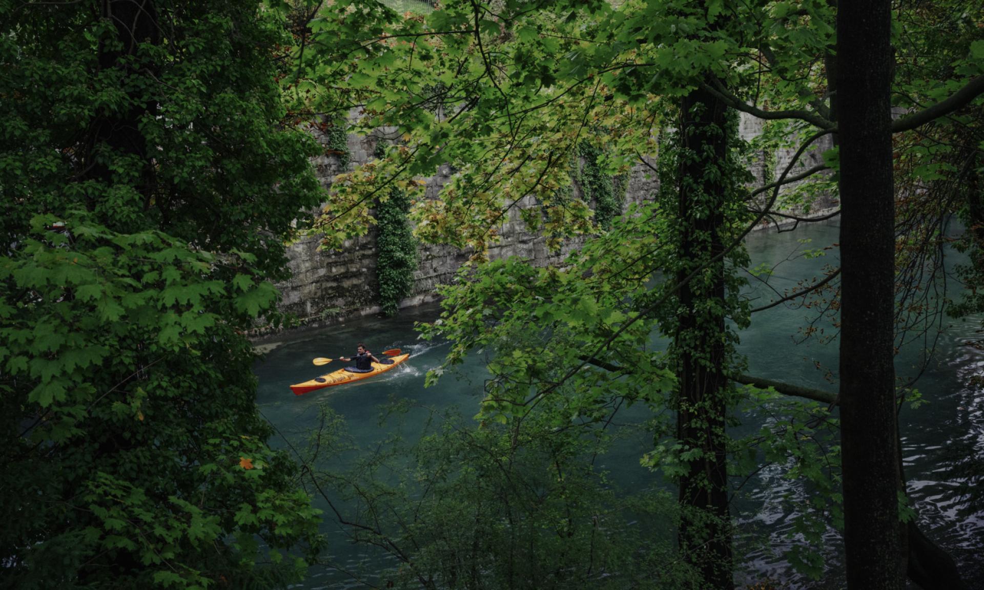 Matteo kayaking through the city of Zurich