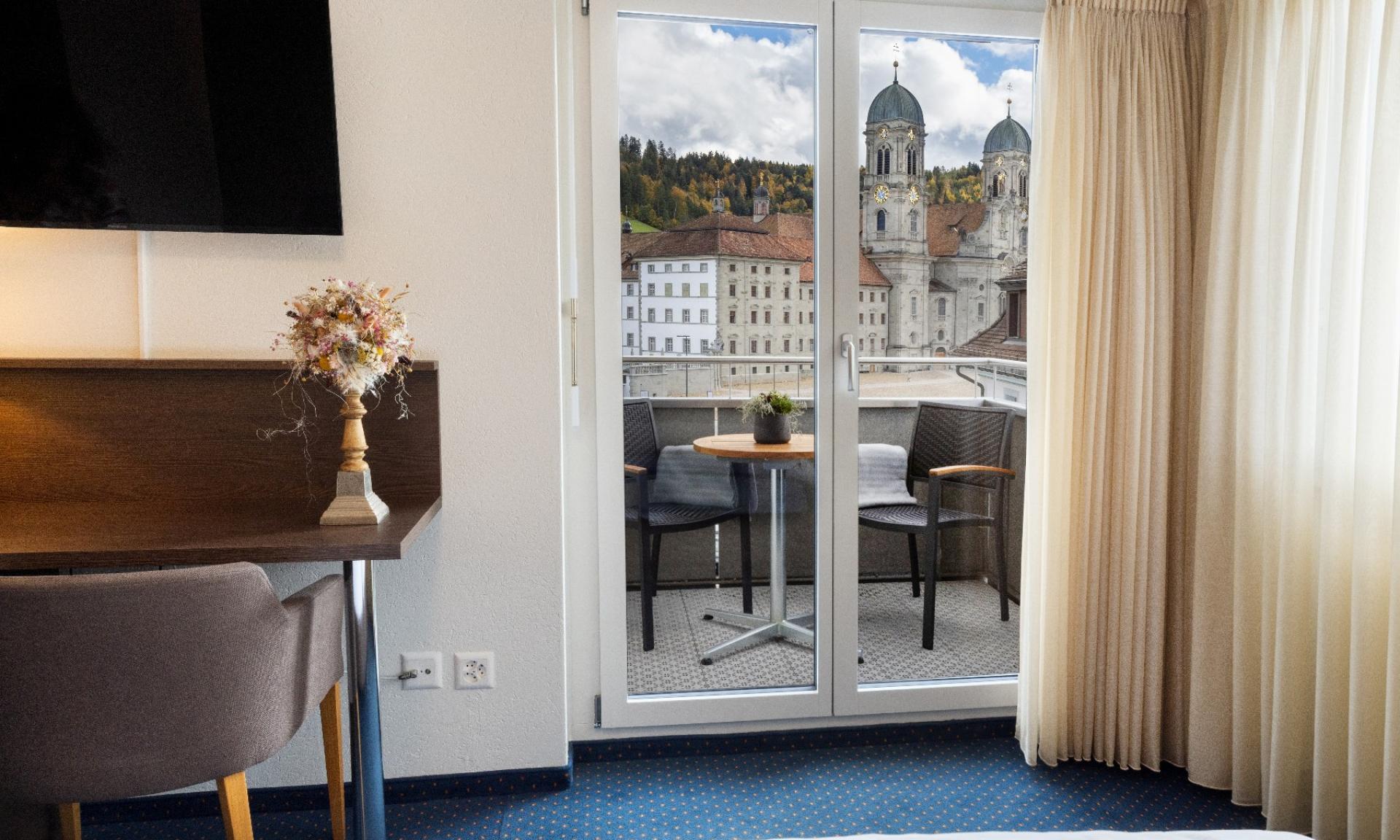 Ausblick vom Hotelzimmer auf das Kloster Einsiedeln