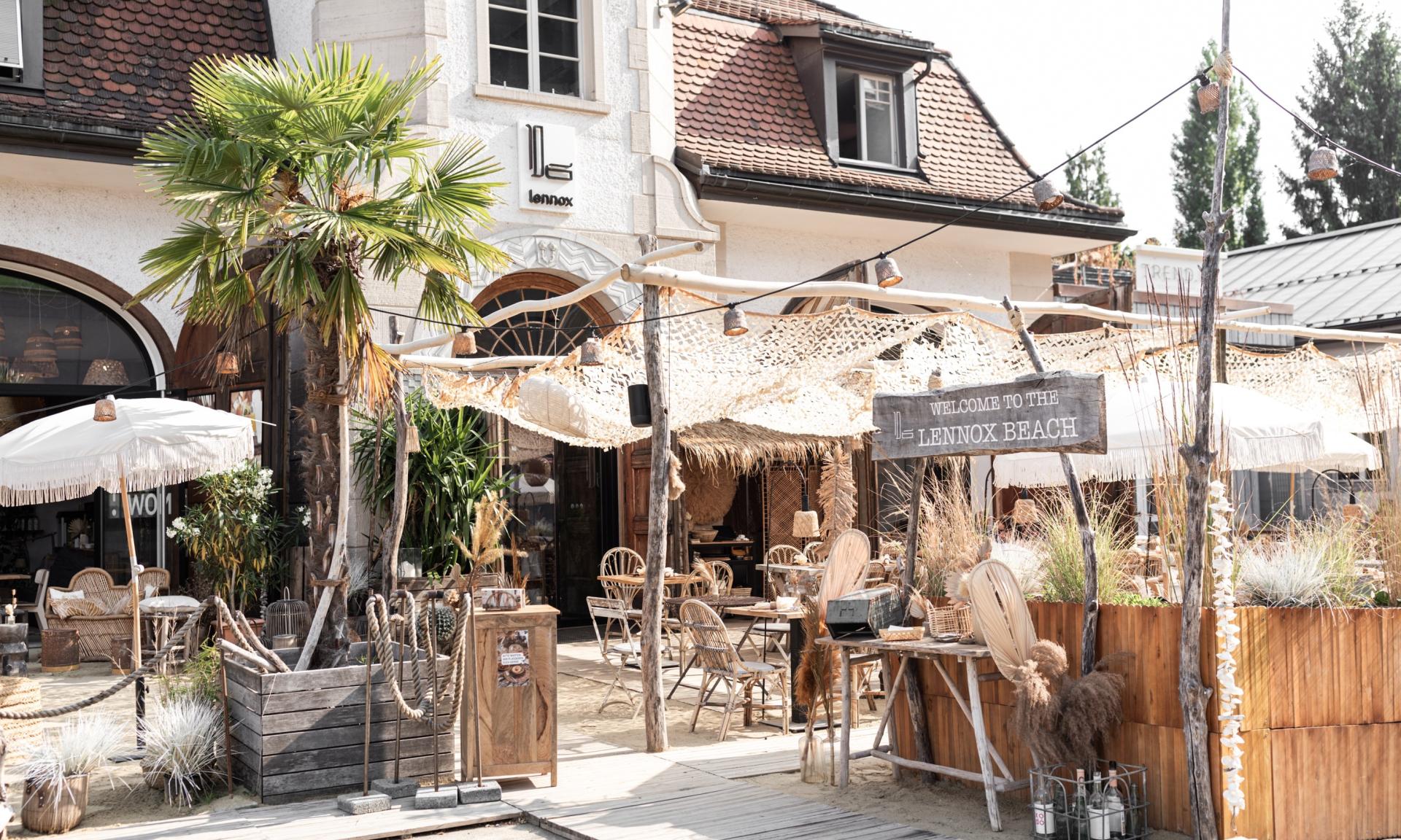 Aussenbereich des Restaurants mit Sand am Boden.