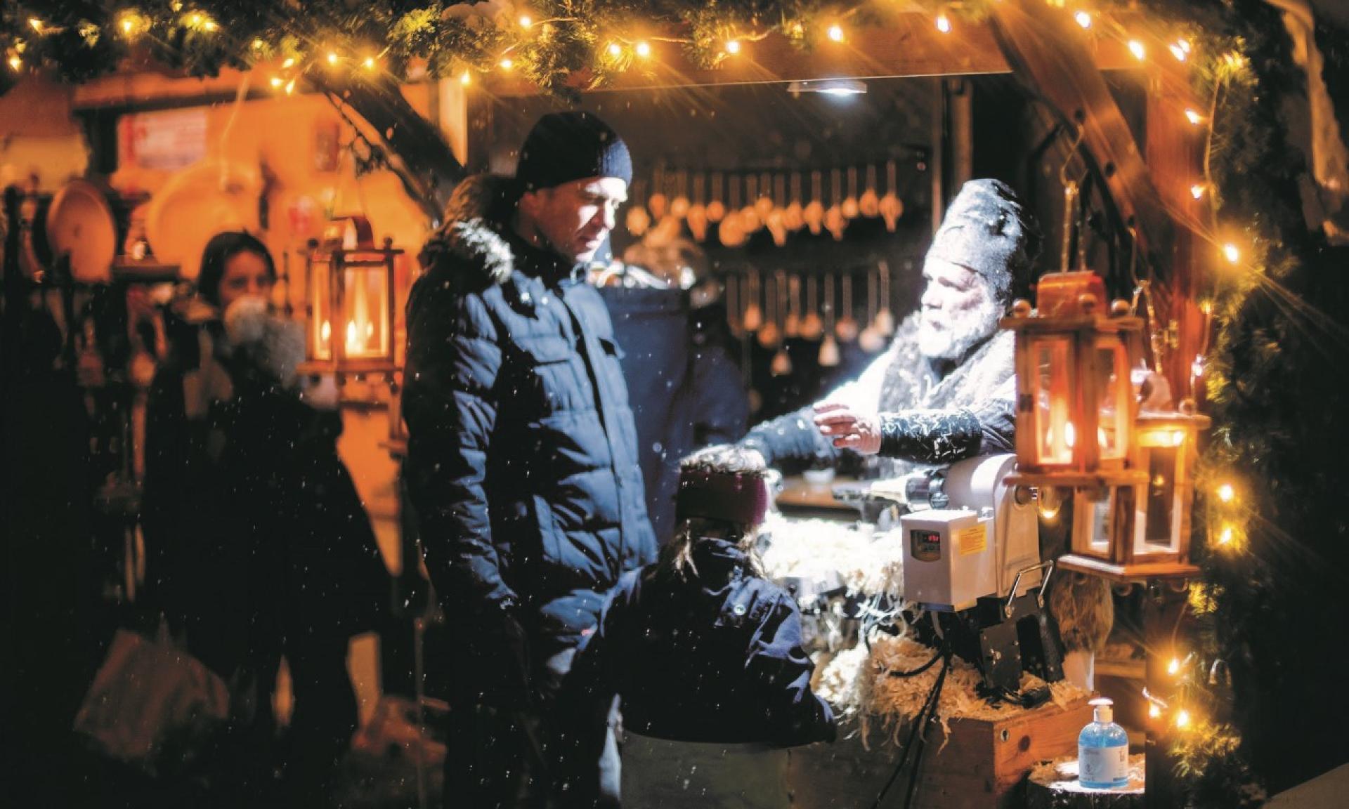 Holzschnitz- und Drechselhäusschen am Einsiedler Weihnachtsmarkt mit Lichtern geschmückt