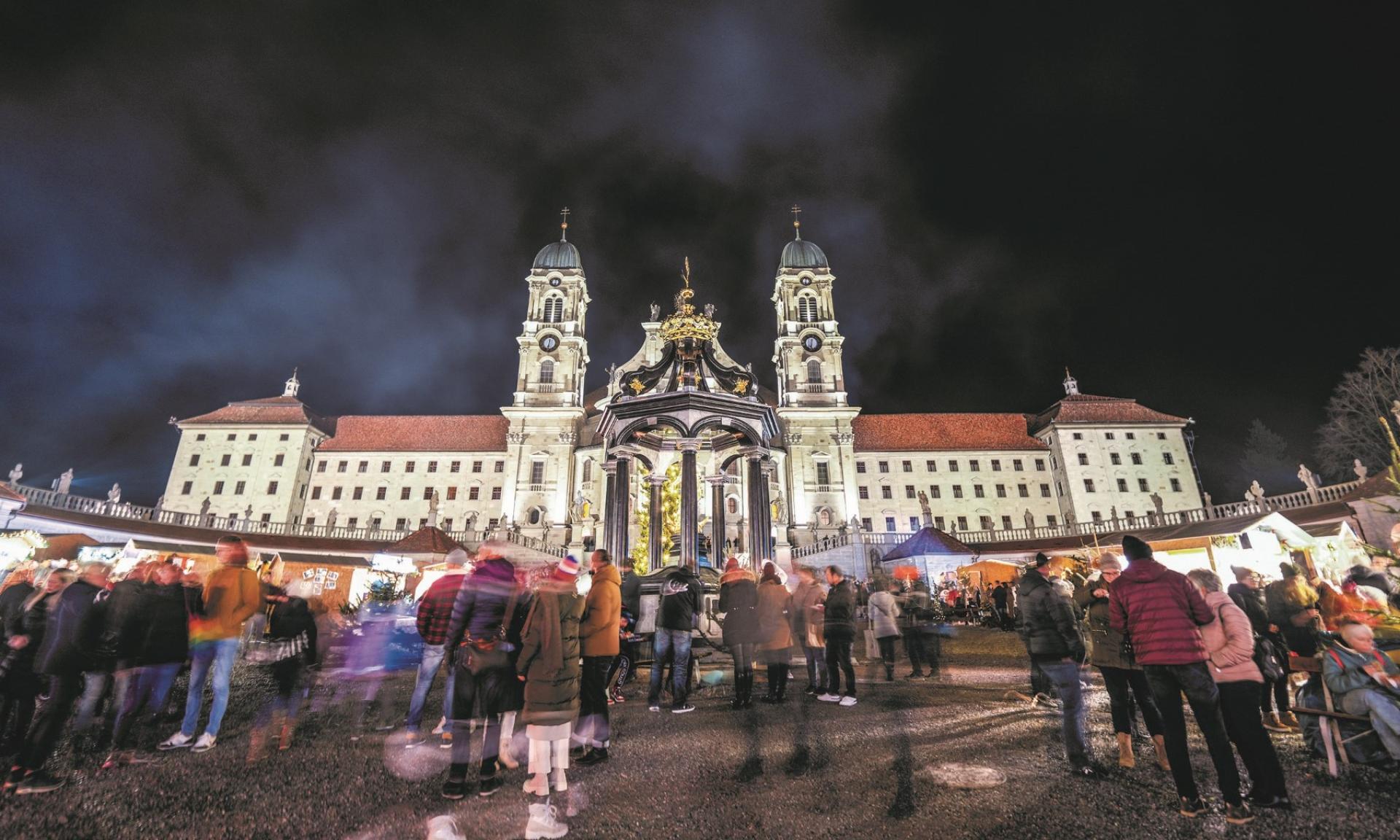 Weihnachtsmarkt auf dem Klosterplatz in Einsiedeln