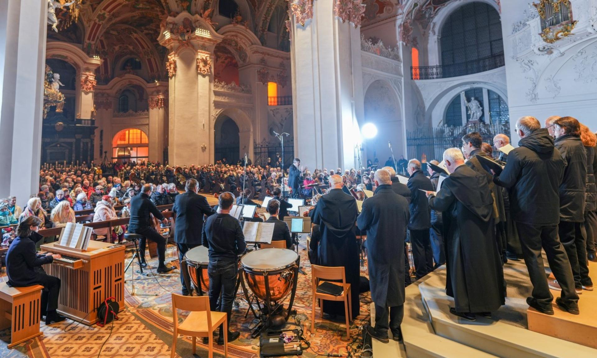 Das Weihnachtskonzert im Kloster Einsiedeln mit Chor und Orchester ist immer sehr gut besucht.