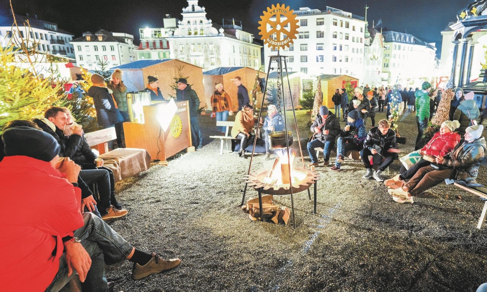 Die gemütliche Feuerstelle beim Frauenbrunnen auf dem Klosterplatz lädt zum Verweilen ein.