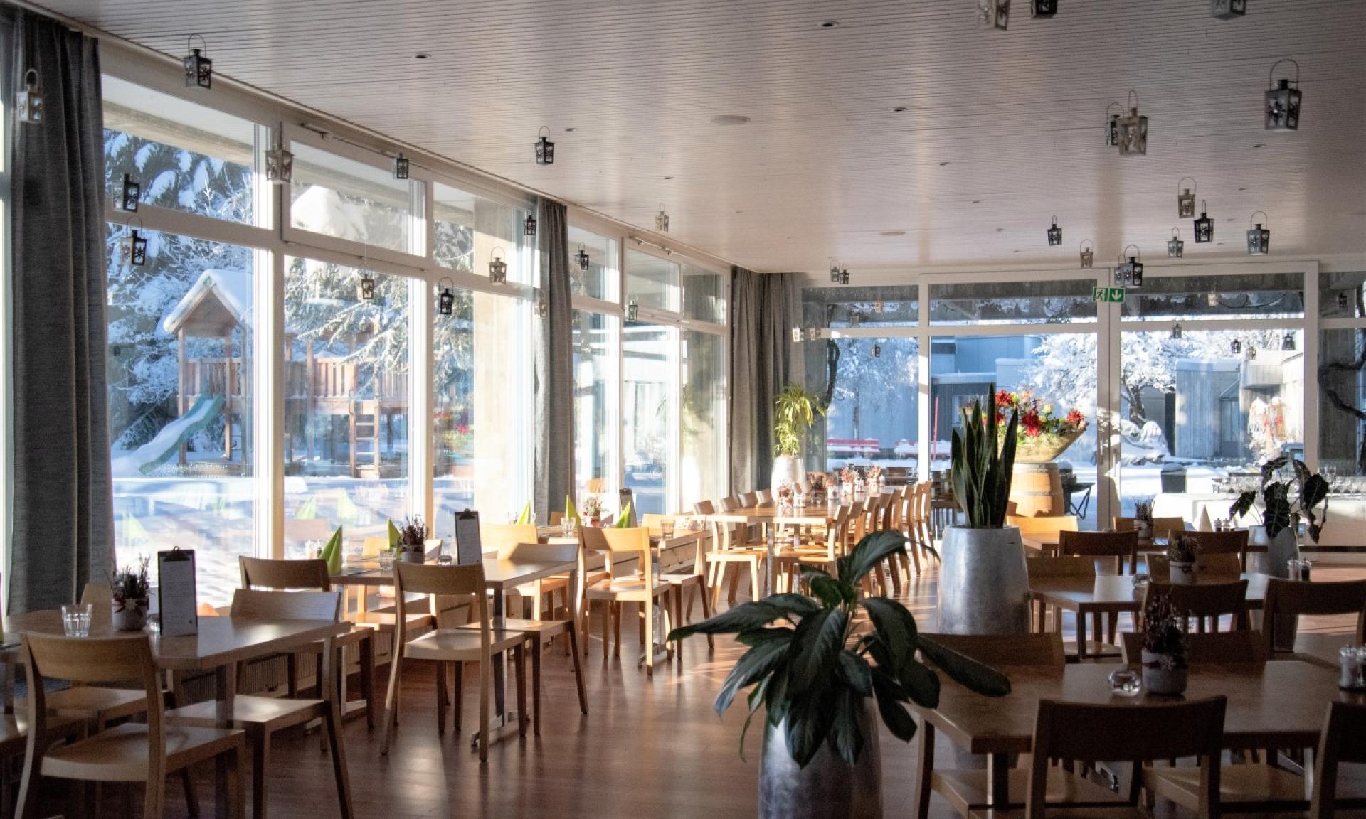 Restaurant mit Fenstergallerie und Aussicht im Winter