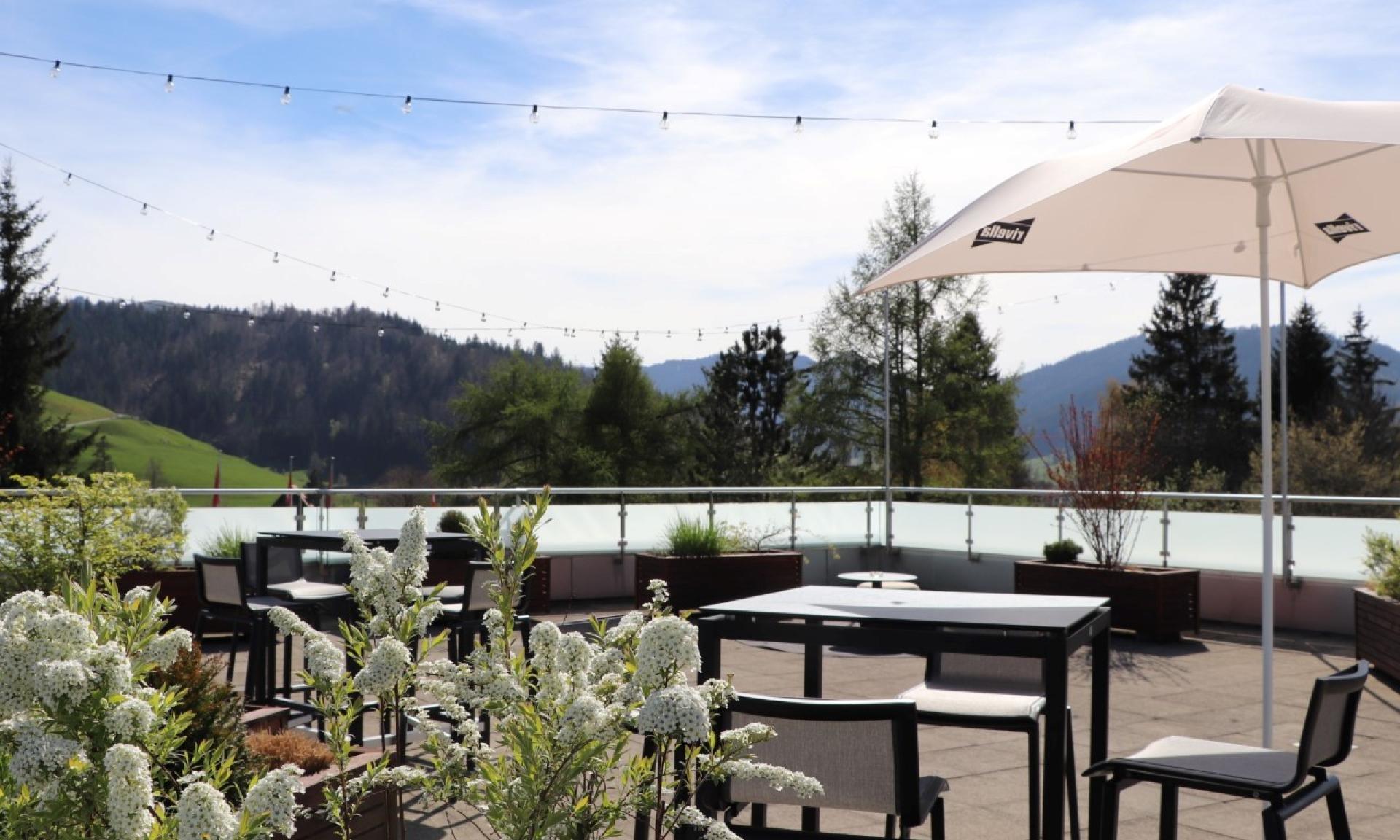 Rooftop bar mit Aussicht auf den Friherrenberg