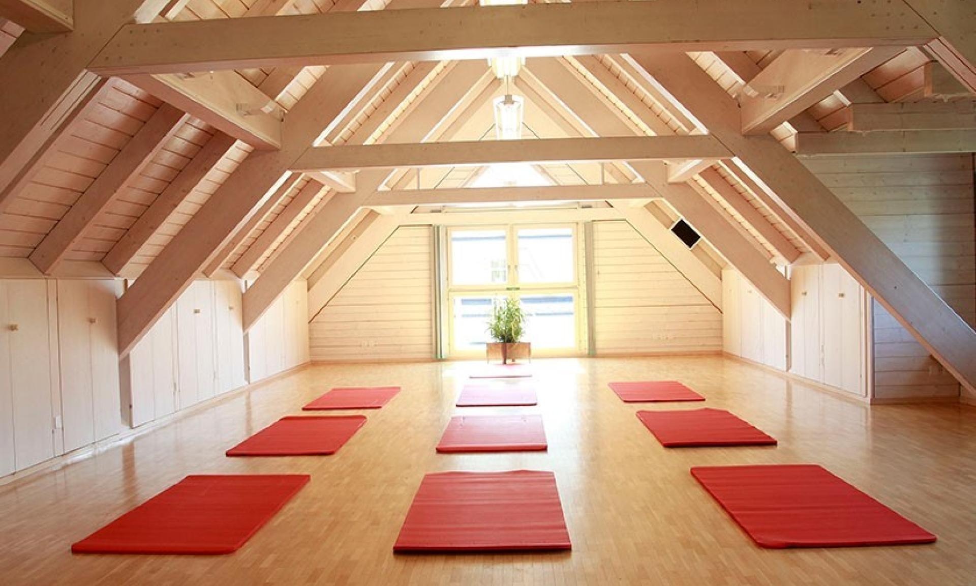 Der Dachboden kann für verschiedene Anlässe wie z.B. Yoga-Retreat verwendet werden