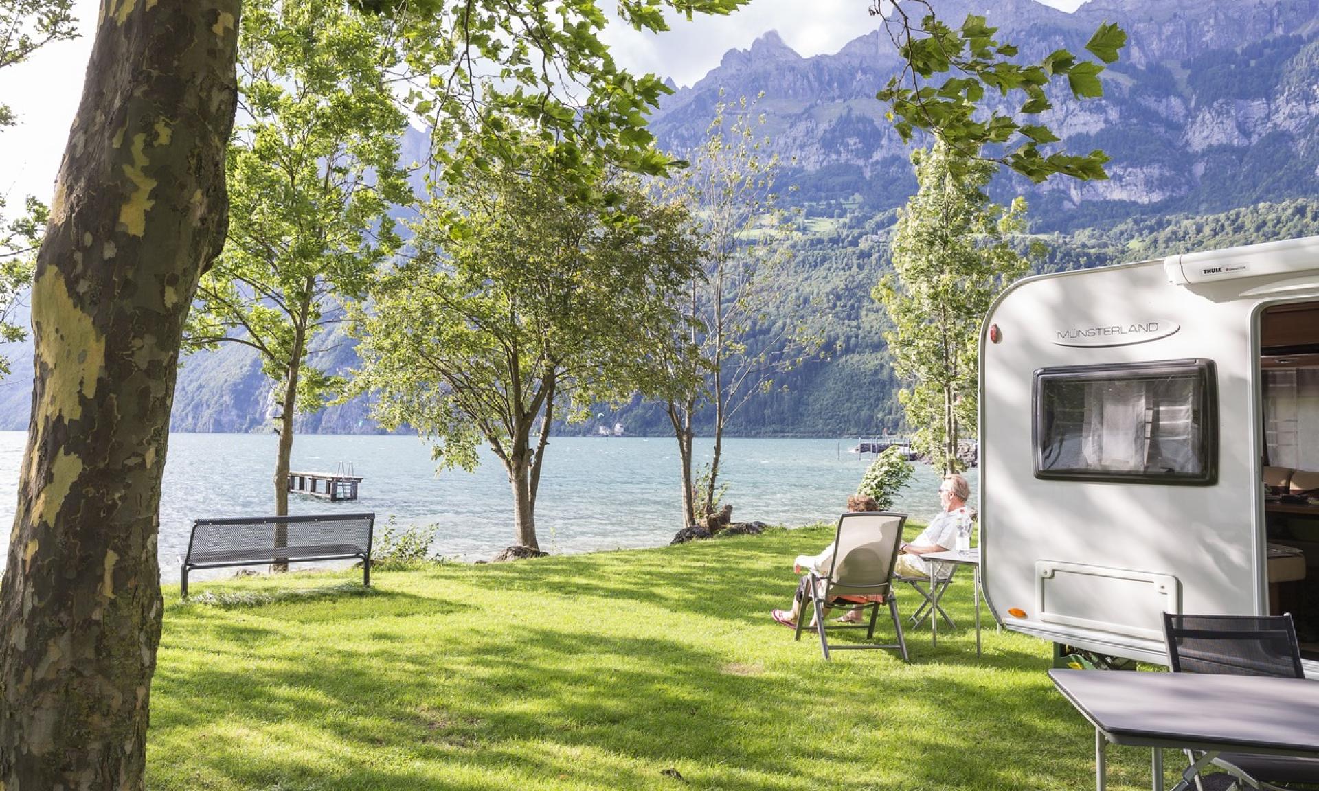 L’accogliente campeggio per tende, roulotte e camper sulle sponde del lago di Walen.