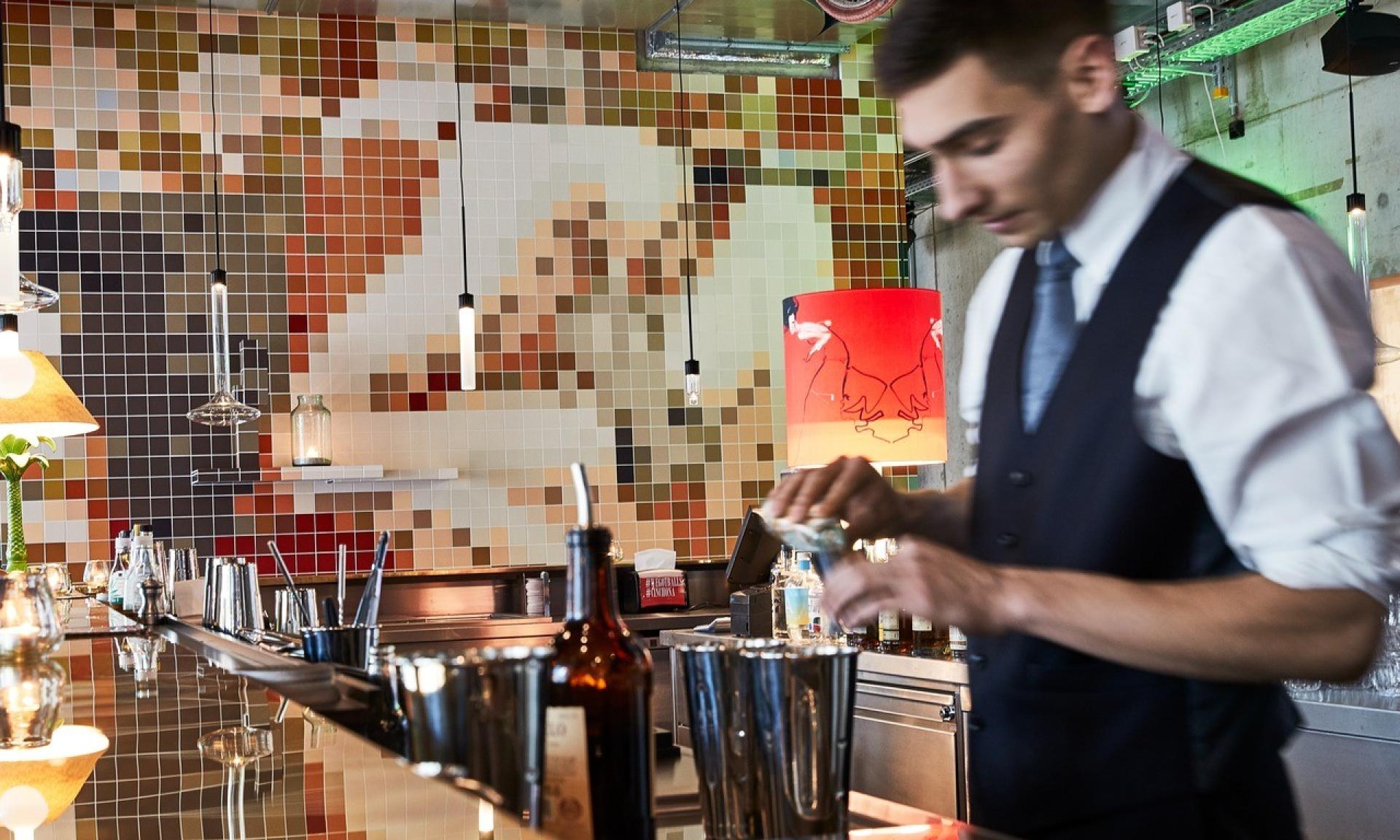 Dans l’ambiance détendue du bar Chinchona du 25hours hotel langstrasse, les amateurs de « highball drinks » savourent de bons cocktails.