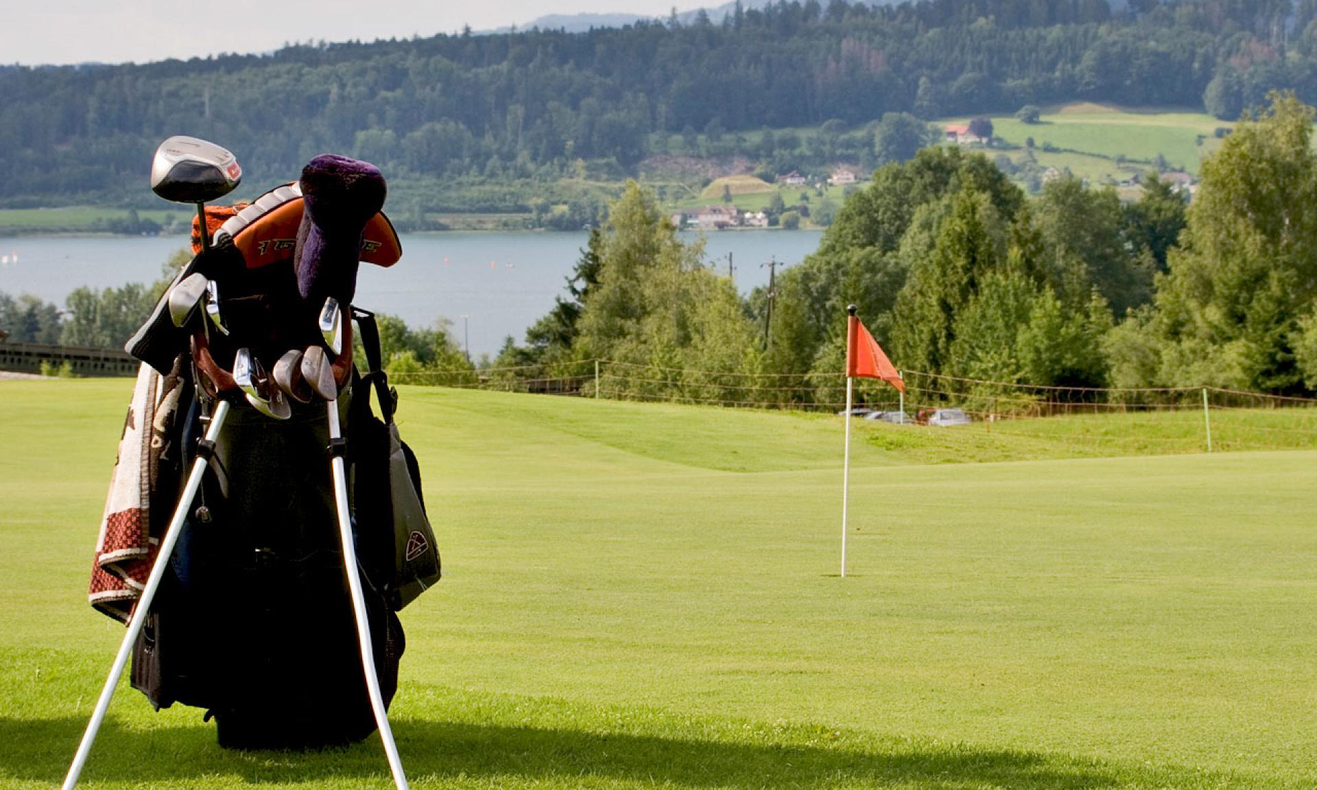 Le terrain de golf avec vue sur le lac