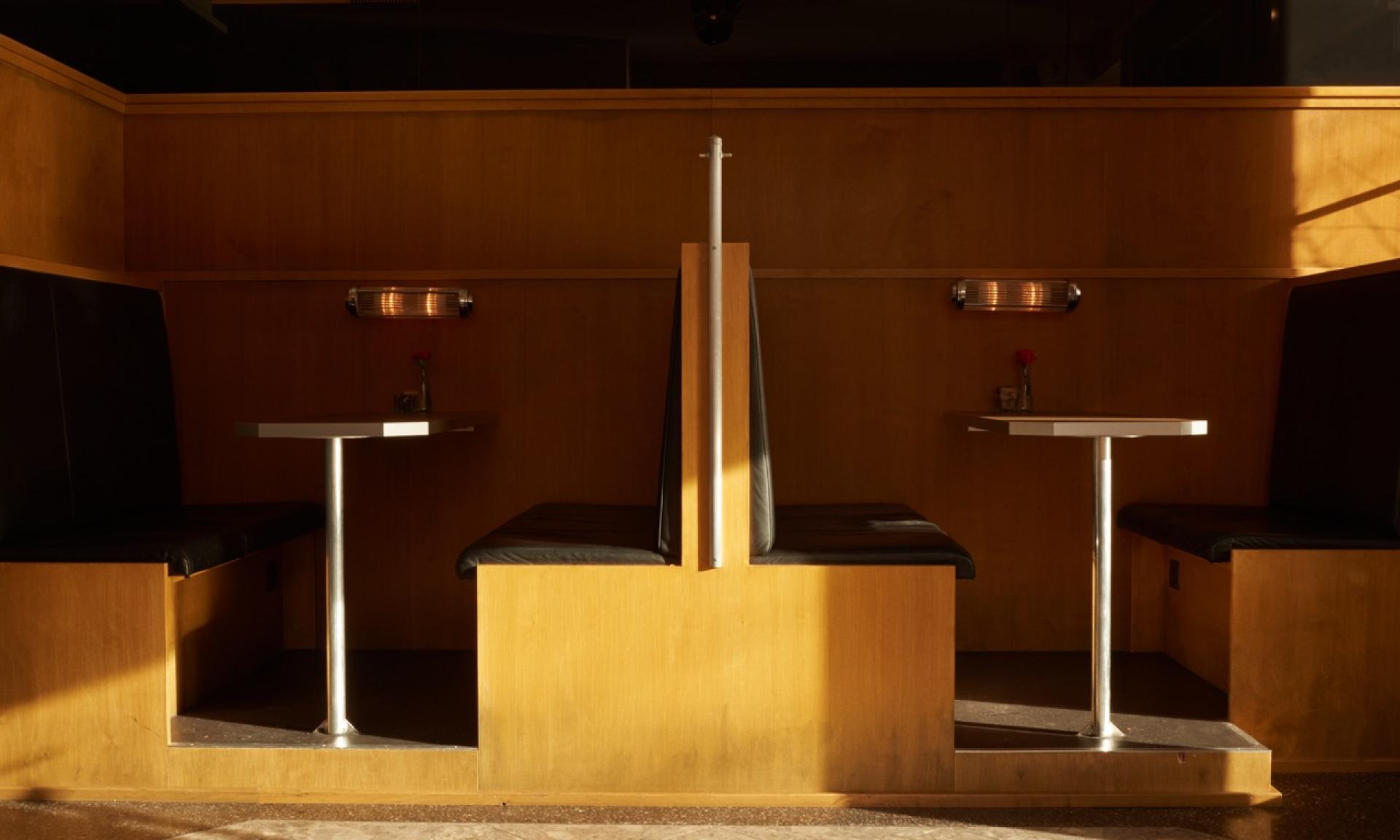 Die Bar verfügt über ein klassisches Design mit einer geschwungenen Decke