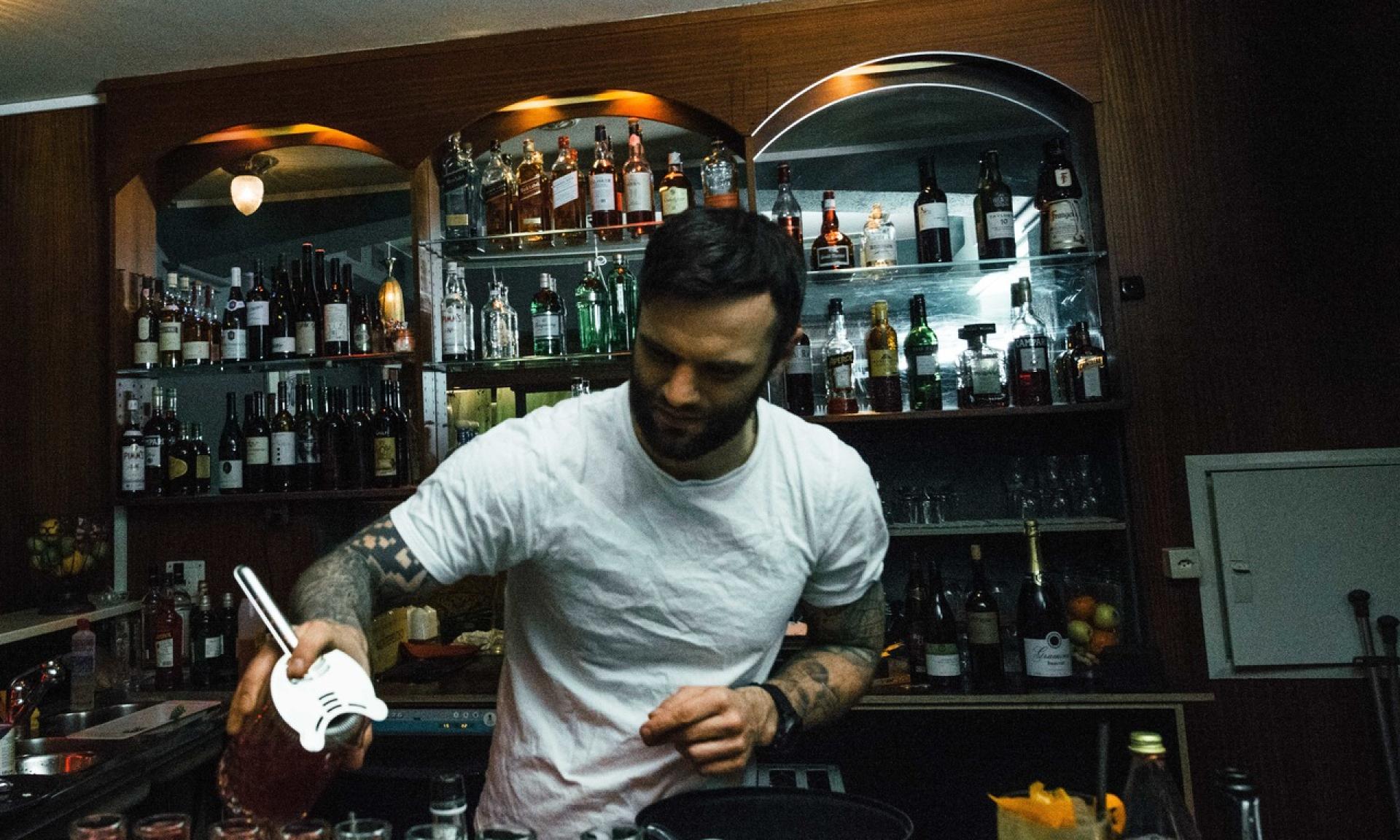 “Cocktail costosi, vini cattivi e DJ noiosi”: è questo il motto del bar Schickeria, nel quartiere di tendenza della Langstrasse. 