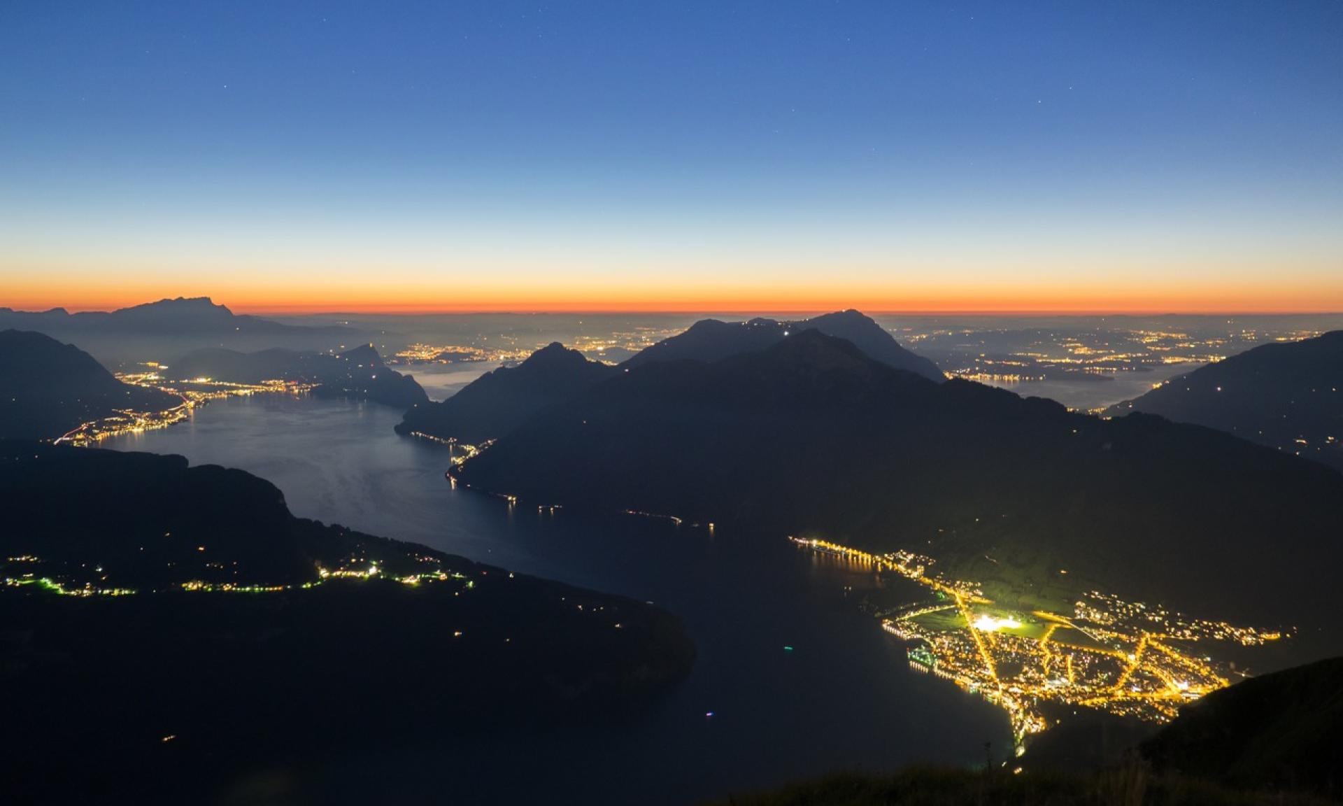 Stoos by night