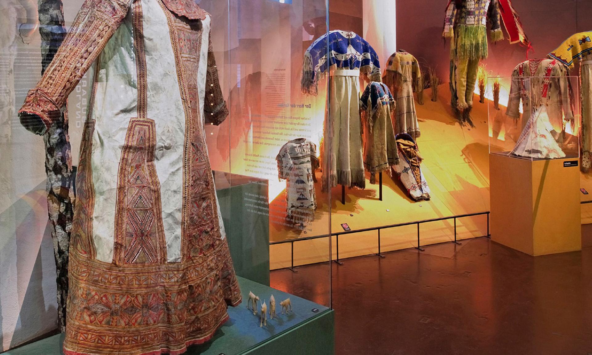 NONAM Zürich: Ausstellung traditioneller Kleidung
