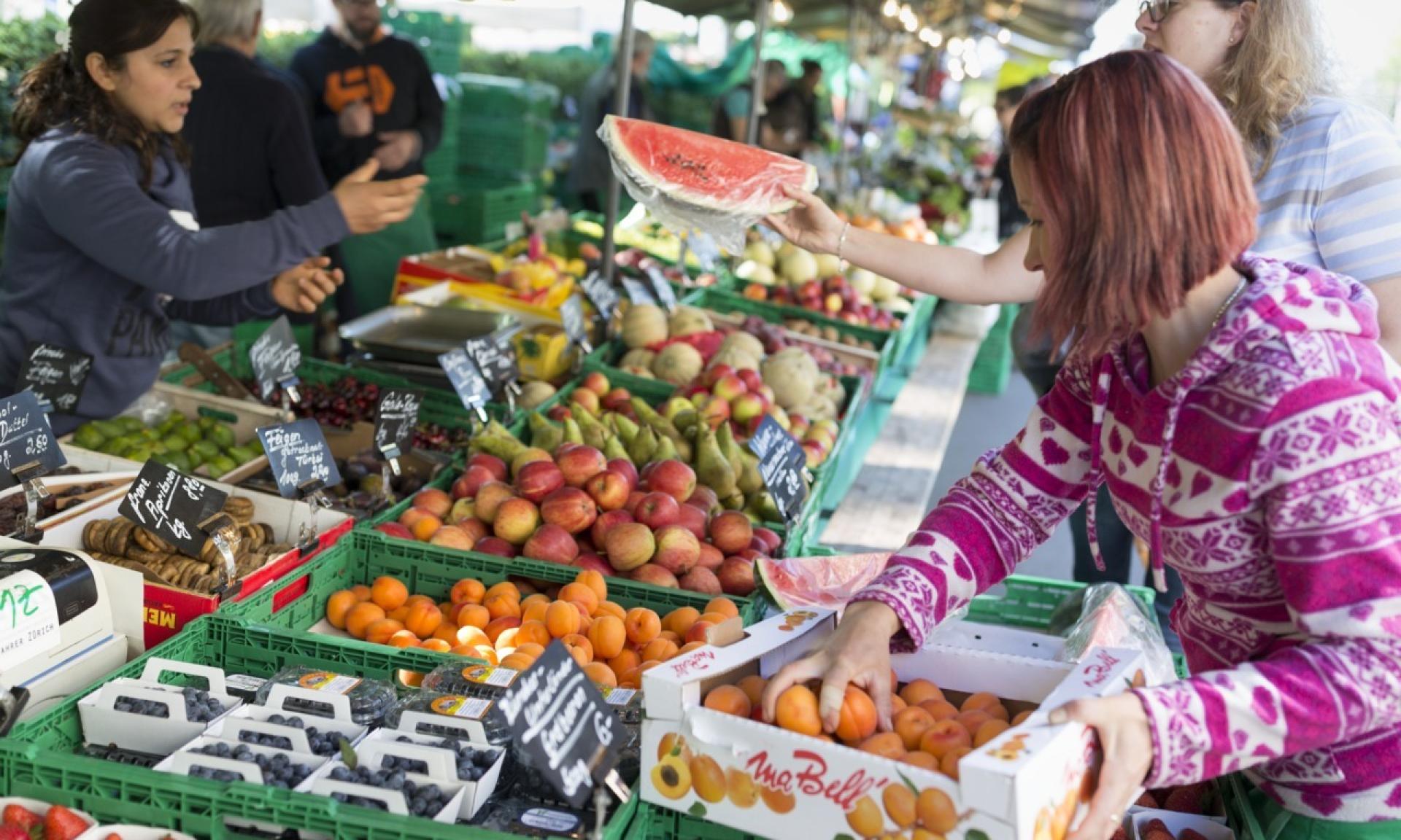 Mercato settimanale sulla Bürkliplatz, Zurigo