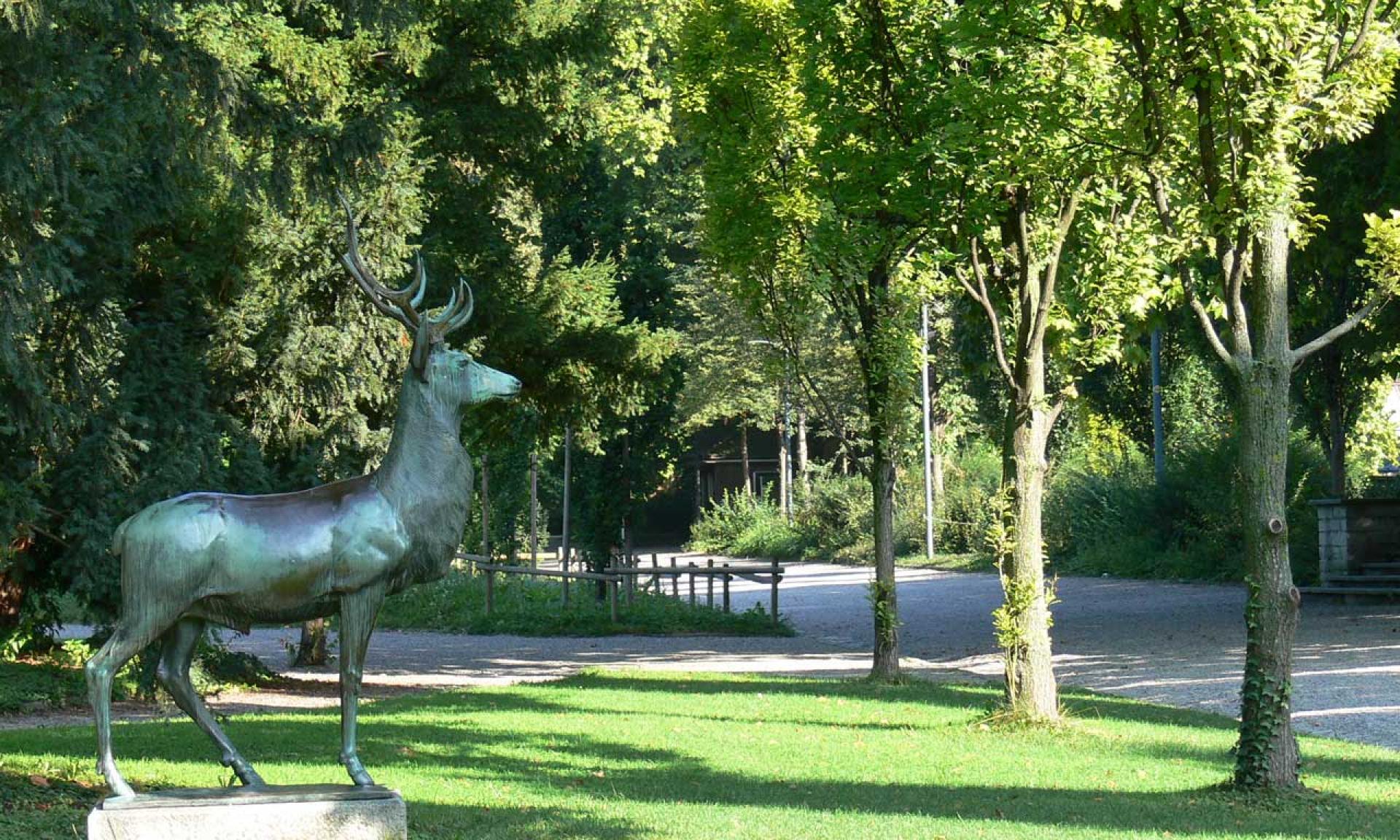 Mehrere Statuen schmücken den Platz Platzspitz Zürich