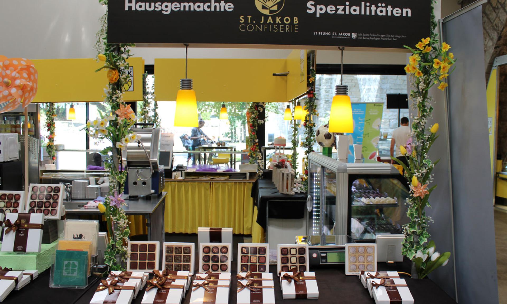 Tarts and artistically created pralines