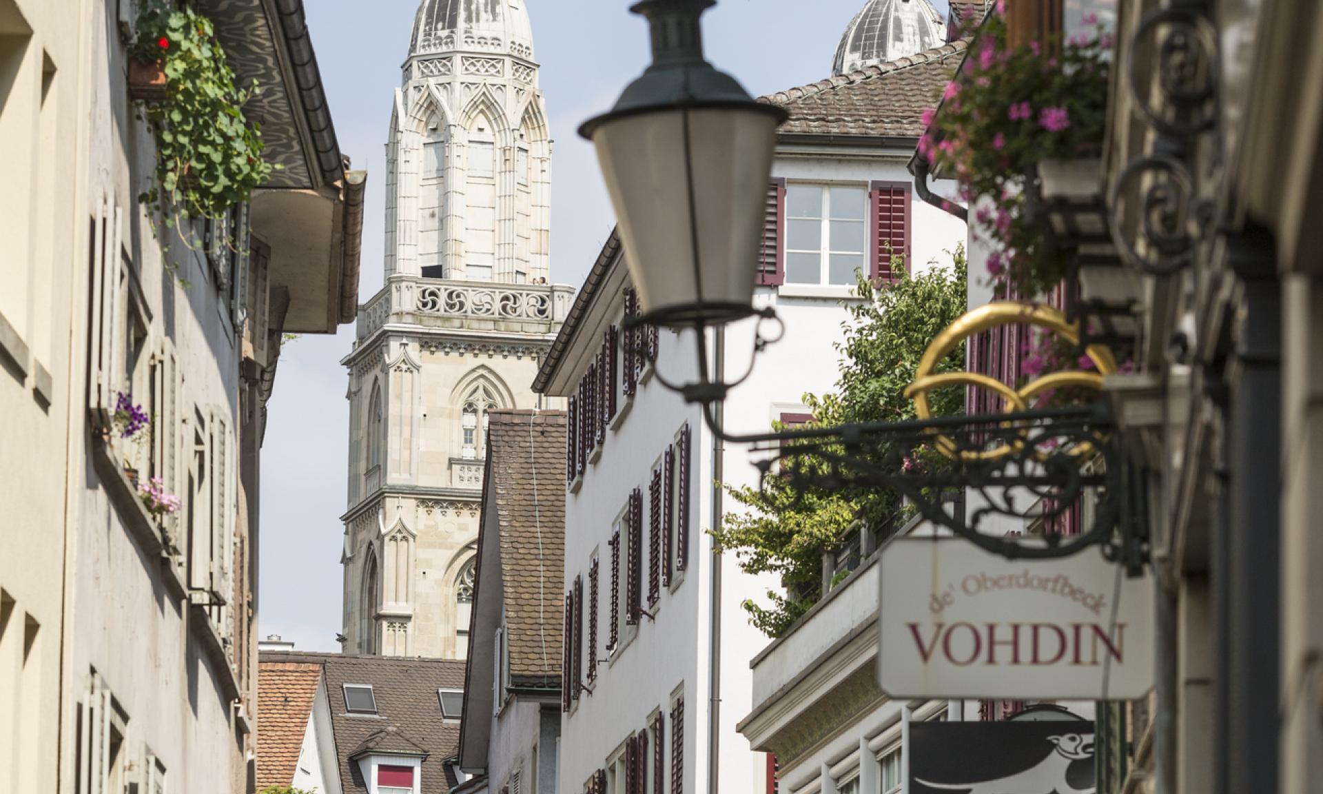 Clearly visible also in Niederdorf: the Grossmünster Zurich