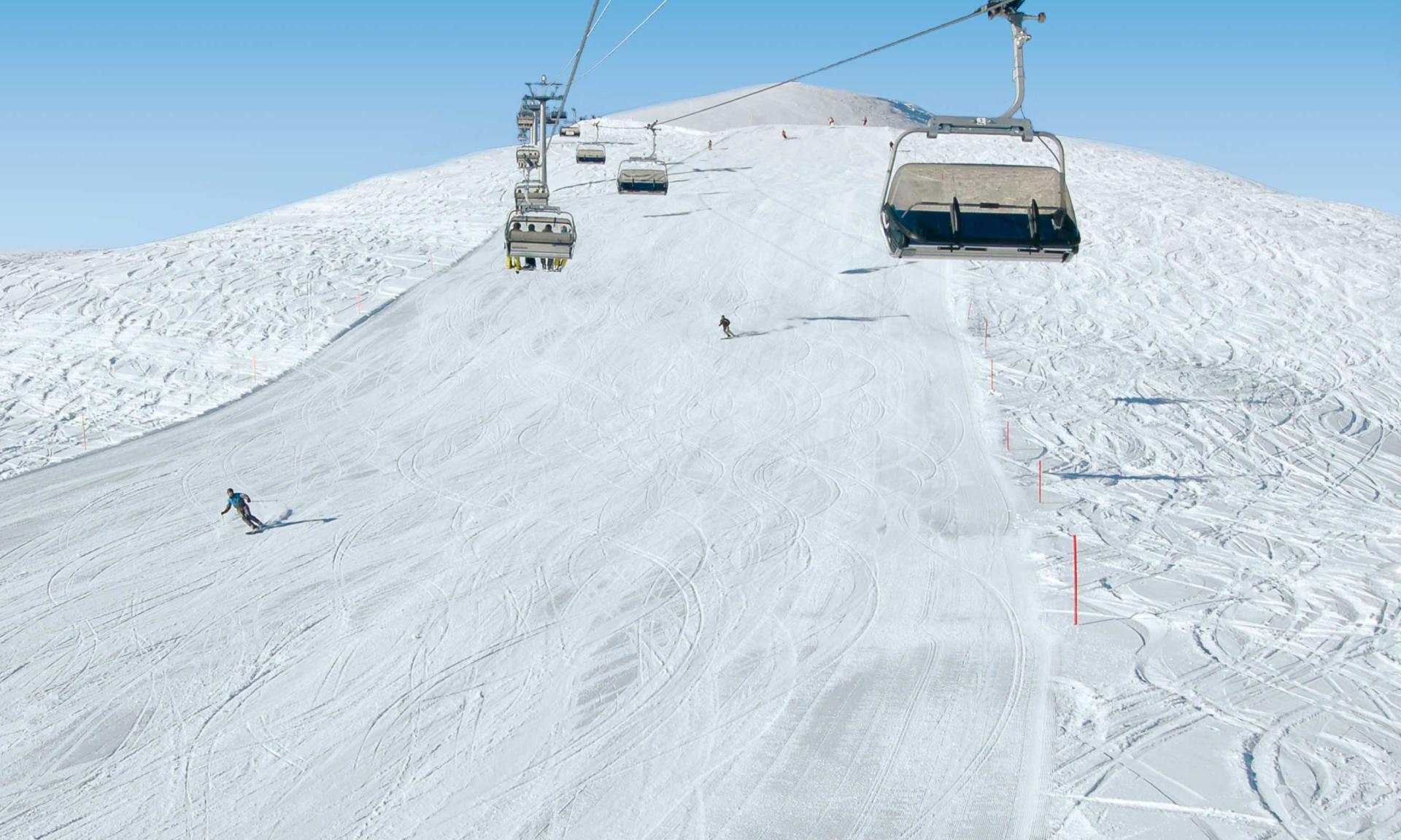 Vous pourrez pratiquer ski, snowboard, luge, airboard, excursions à pied, ski de fond, randonnées à ski et bien plus encore