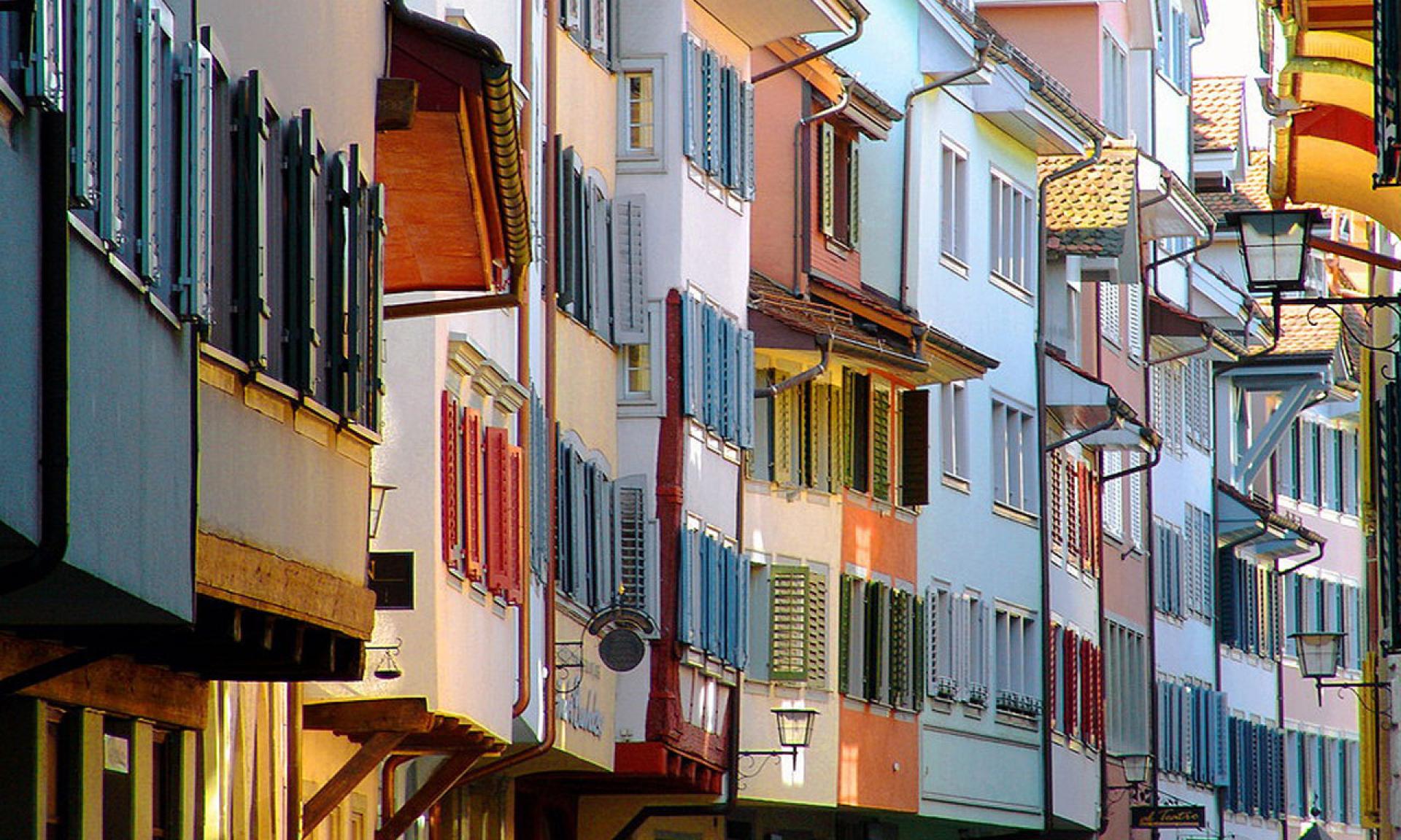Bunt bemalte Hausfassaden von ehemaligen Herrensitzen Zug Altstadt
