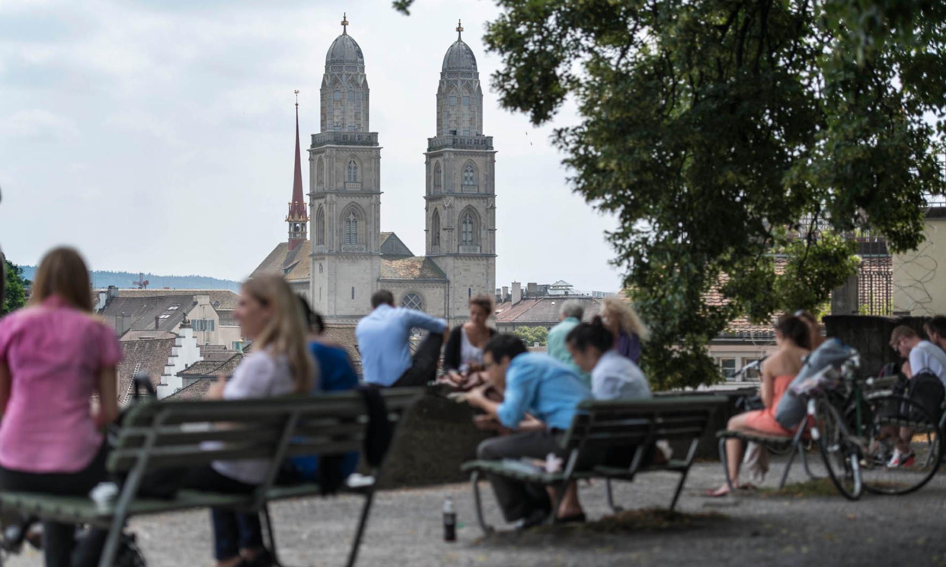 Sicht auf das Grossmünster vom Lindenhof aus