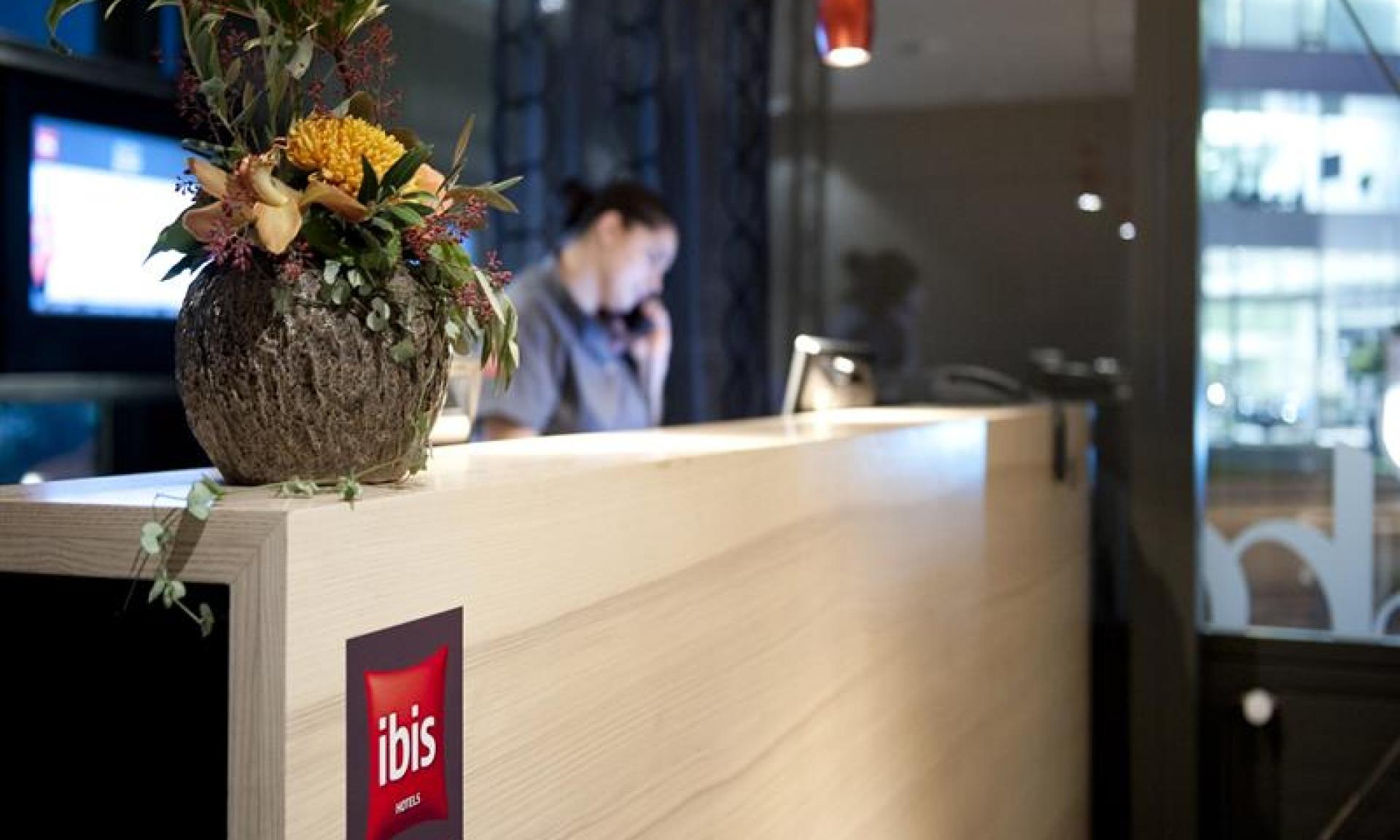 Rezeption Hotel Ibis Zürich-Adliswil