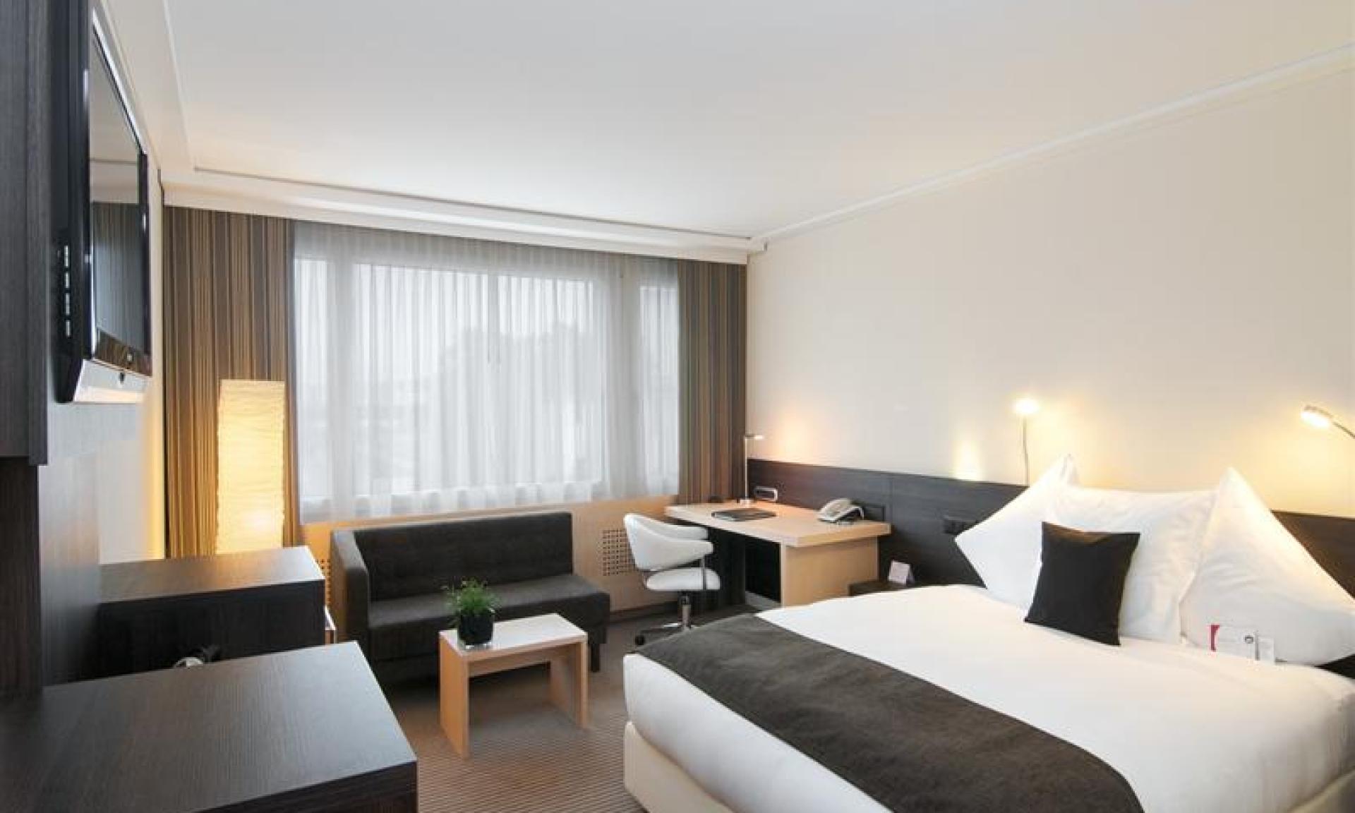 Front View Hotel Crowne Plaza Zurich