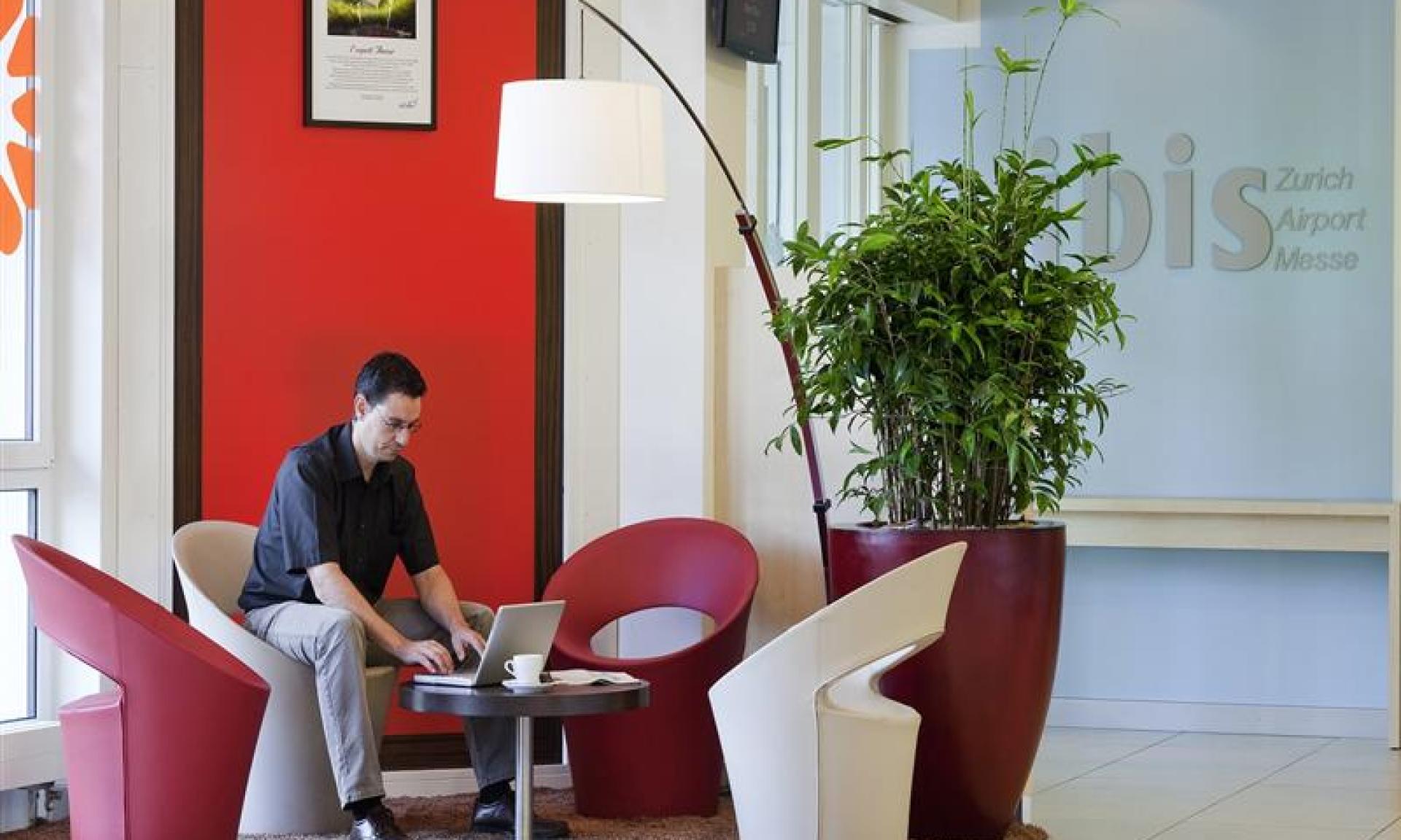 Lobby Hotel ibis Zürich Messe-Airport