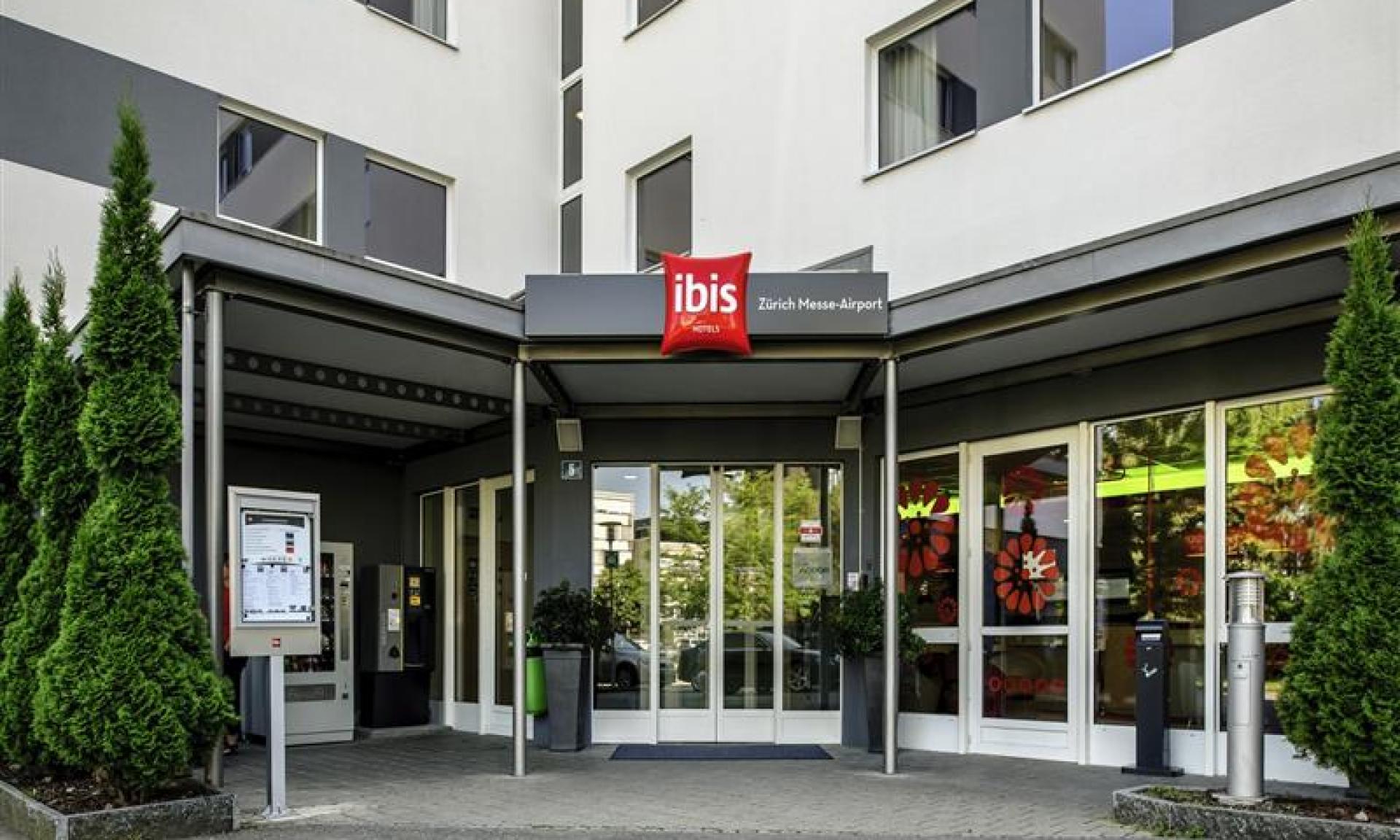 Eingang Hotel ibis Zürich Messe-Airport