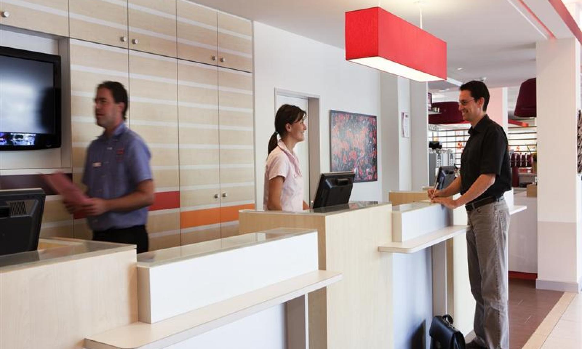 Rezeption Hotel ibis Zürich Messe-Airport