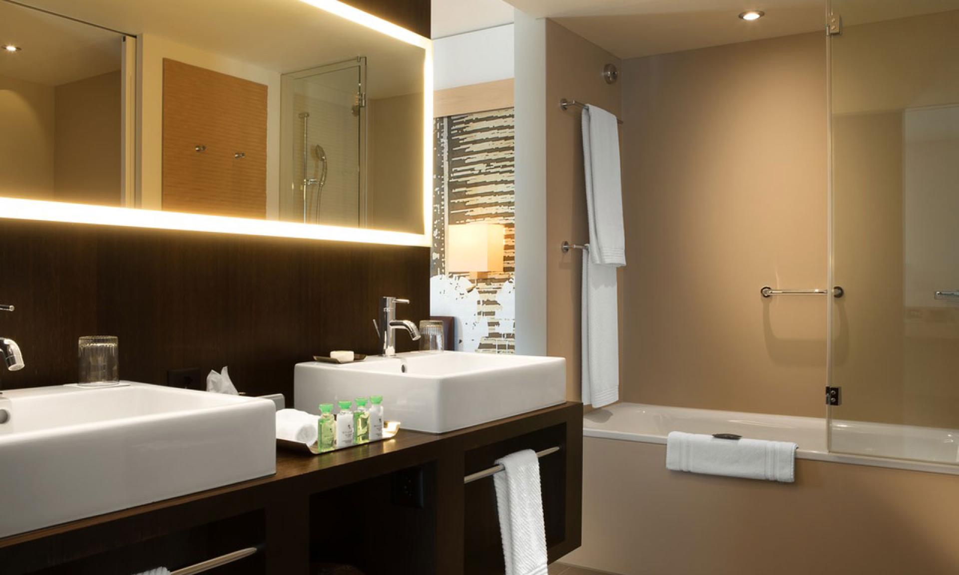 Renaissance Zurich Tower Hotel – Bathroom