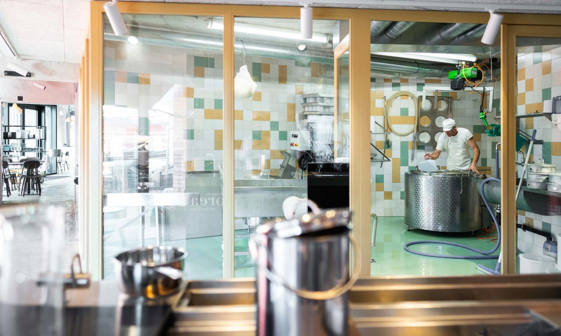 Zur Werkstatt an der Gleistribüne, Cheese Workshop