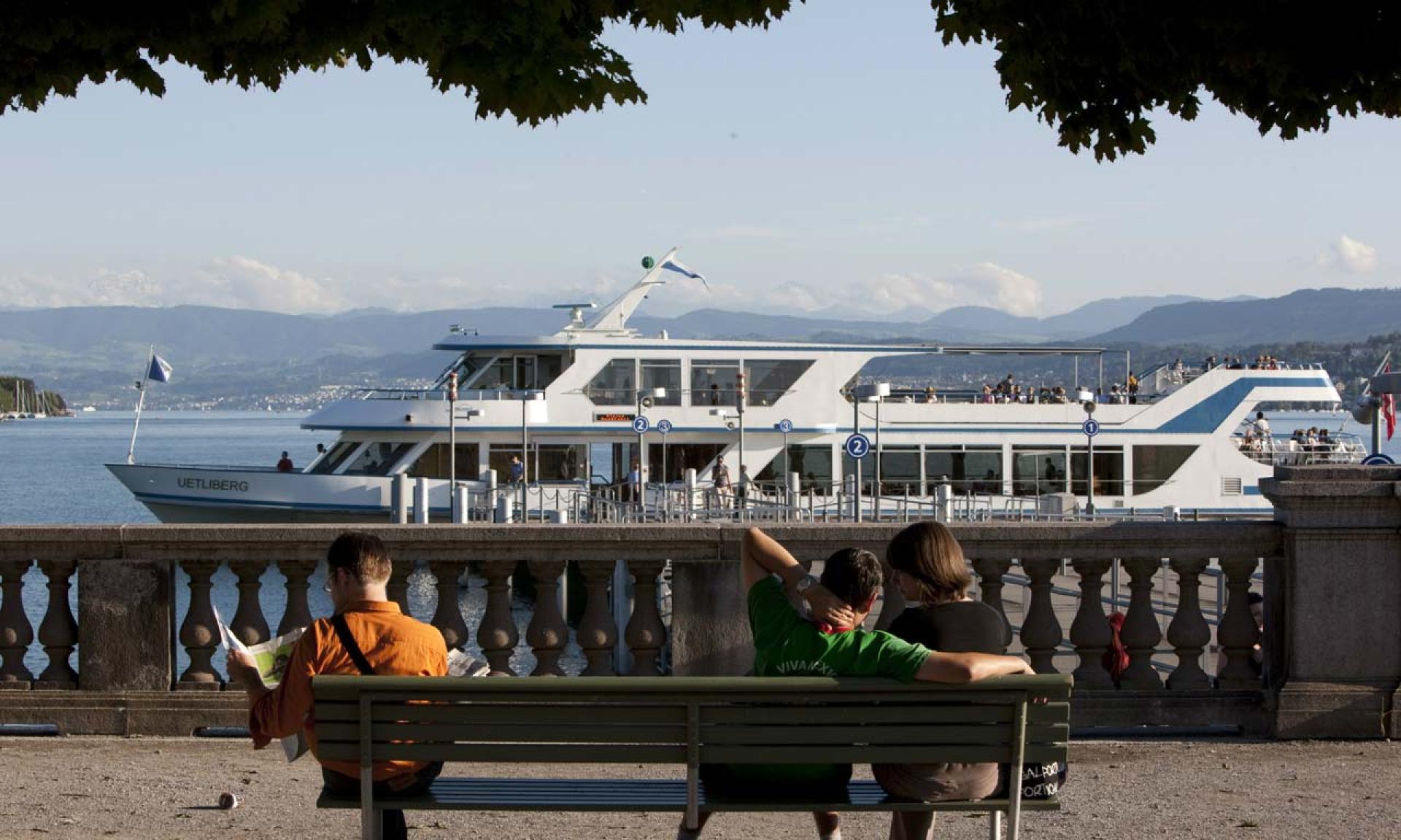 Seat at the Bürkliterrasse views Zurich