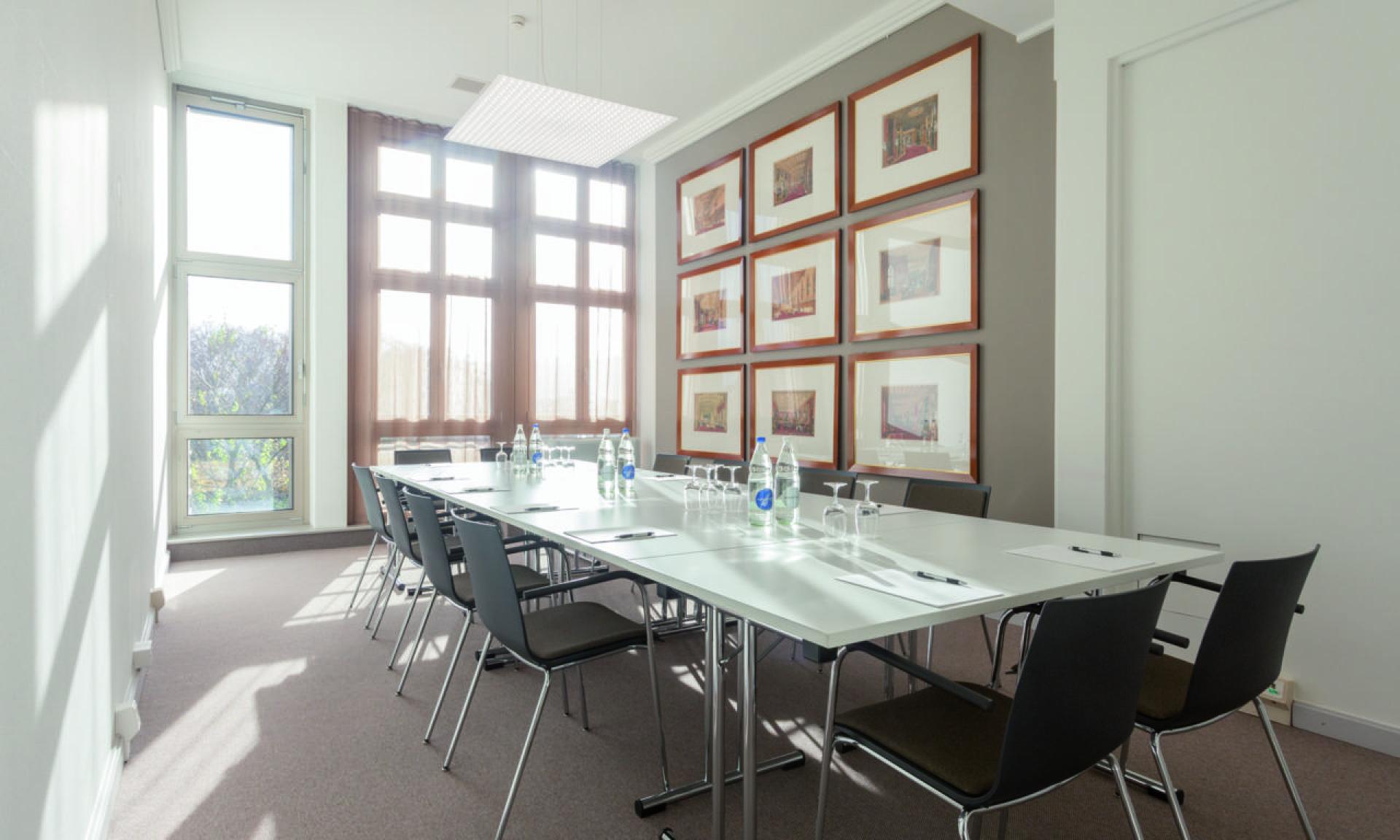 EMA House, Raum Paris