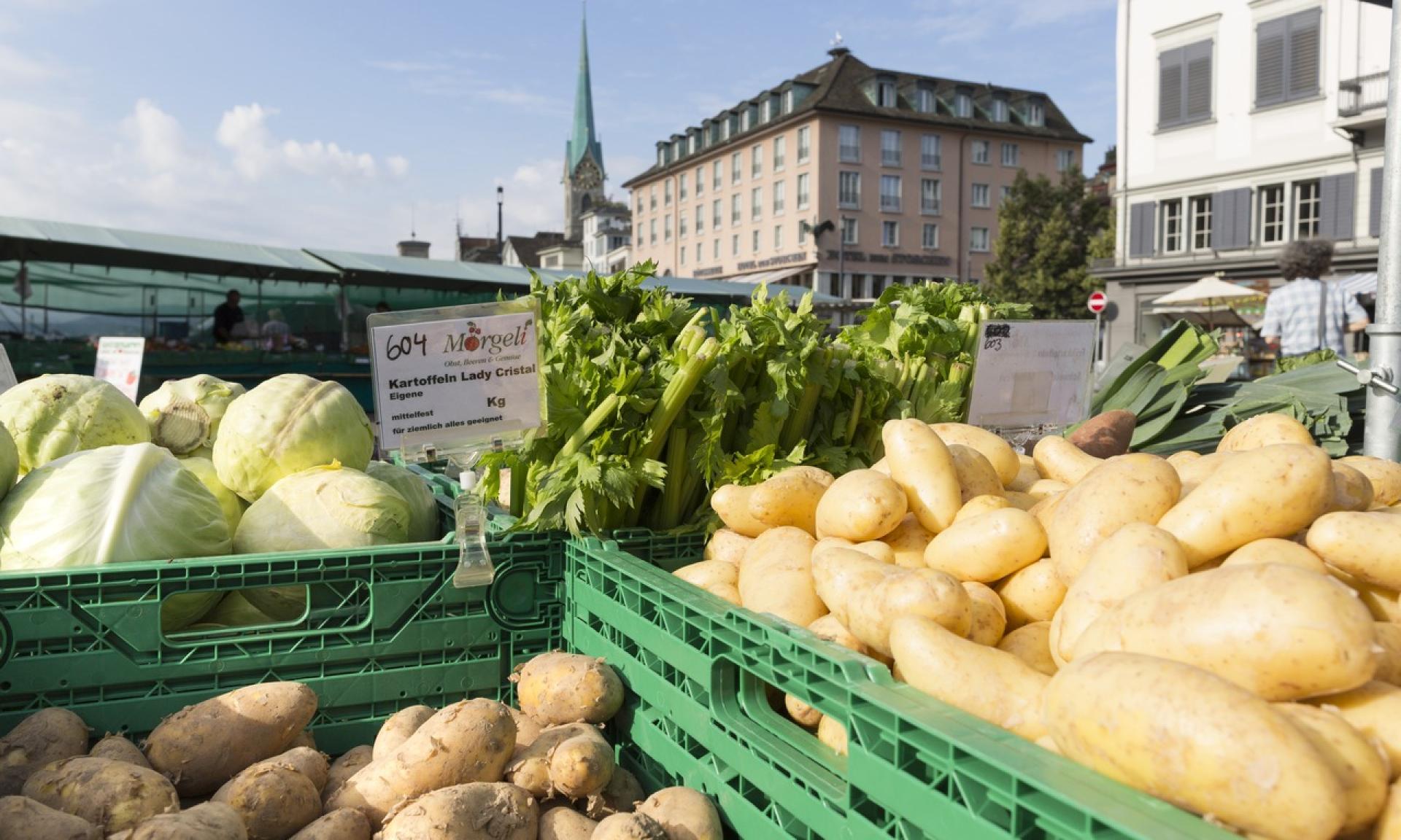 Flower and vegetable market Rathausbrücke, Zurich