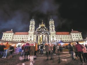 Weihnachtsmarkt auf dem Klosterplatz in Einsiedeln