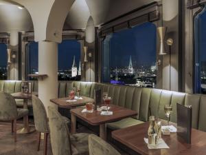Jules Verne Panorama Bar