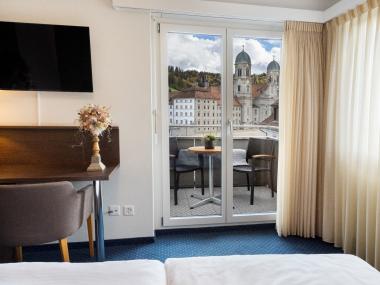 Ausblick vom Hotelzimmer auf das Kloster Einsiedeln