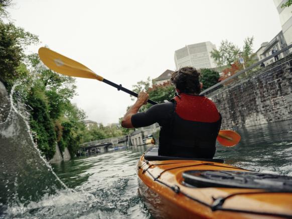 Matteo fährt mit dem Kajak durch die Stadt Zürich