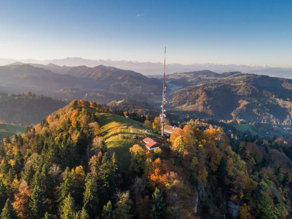 Das Hörnli mit dem gleichnamigen Berggasthaus ist zu Fuss erreichbar. Für eine abwechslungsreiche Abfahrt stehen Trottinetts zur Miete bereit.